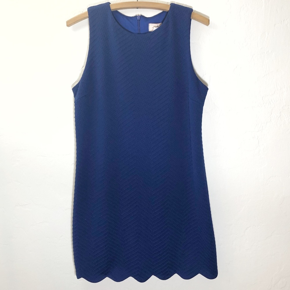 Love...ady scallop trim dress women’s large